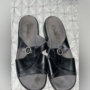Clark’s black sandals size 9M. Worn.